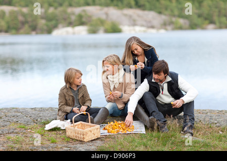 Eltern und 2 Kinder Pilze sammeln Stockfoto