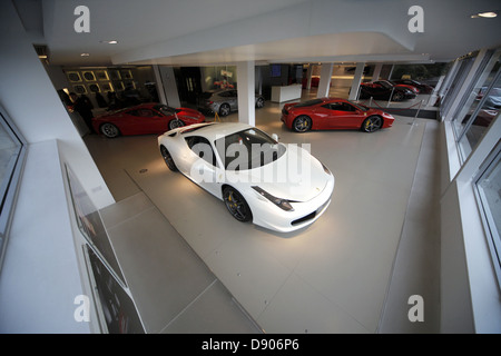 WEIßE & roten FERRARI 458 ITALIA Autos WILMSLOW ENGLAND 22. Februar 2013 Stockfoto