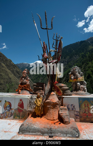 Schreine und Tempel zu den Hindu-Gott Shiva im Überfluss in der Himalayan Budhil Valley of Himachal Pradesh, Indien Stockfoto