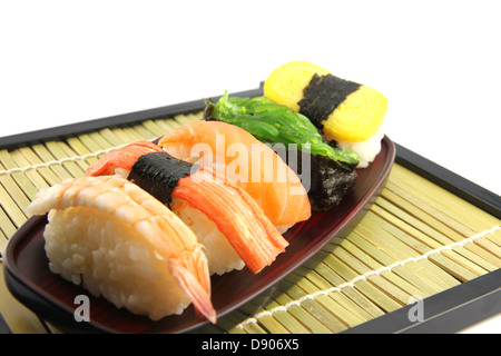 Die Meeresfrüchte, Sushi auf dem Teller in der Seite angezeigt. Stockfoto