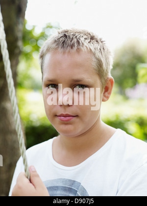 Porträt von Teenager halten Seil Stockfoto