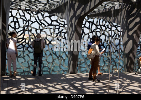 Marseille, Frankreich. 7. Juni 2013. Ersten Tag Eröffnung des MuCEM (Museum des europäischen und mediterranen Zivilisationen) in Marseille (13, Frankreich). Die Mashrabiya Credit: Roland Bouvier/Alamy Live-Nachrichten Stockfoto