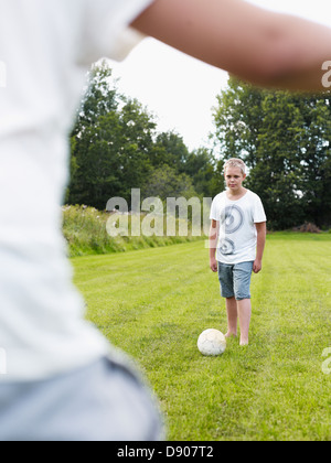 Zwei Jungs im Teenageralter Fußball spielen Stockfoto