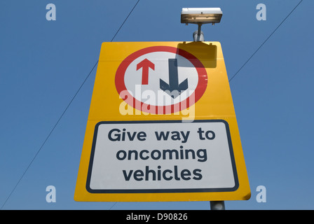 Verkehrsschild anweist Fahrer entgegenkommender Fahrzeuge weichen Stockfoto