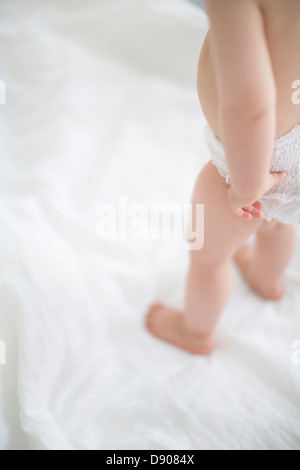 Kleine Mädchen tragen Windel Stockfoto