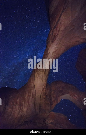 USA, Utah, Moab, Arches Nationalpark, Double Arch und Milky Way Stockfoto