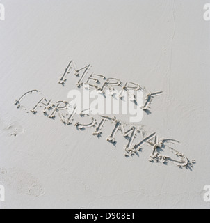 Frohe Weihnachten in Sand geschrieben. Stockfoto