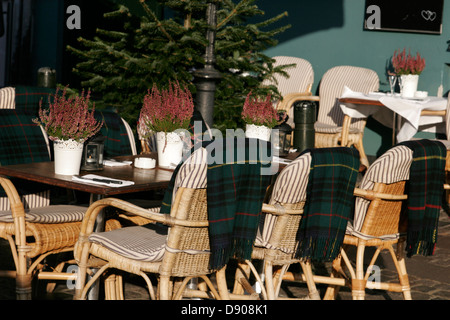 Terrasse mit Tischen und Stühlen auf dem Bürgersteig, Nyhavn Hafen, Kopenhagen, Dänemark
