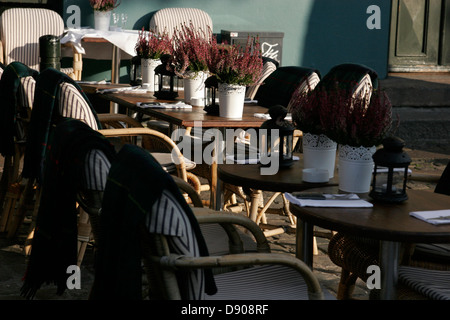 Terrasse mit Tischen und Stühlen auf dem Bürgersteig, Nyhavn Hafen, Kopenhagen, Dänemark