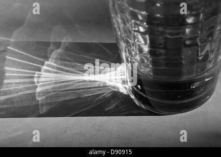 Sonnenlicht durch das Glas von Wasser, schwarz / weiß Bild gebrochen. Stockfoto