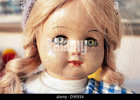Das Gesicht einer alten Puppe. Stockfoto
