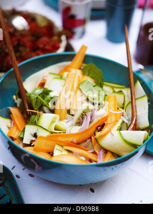 Salat mit Karotten, Zwiebeln und Zucchini, Stockholm, Schweden. Stockfoto