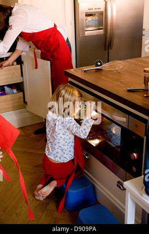 Ein Mädchen sitzt auf dem Boden in einem Ofen suchen. Stockfoto