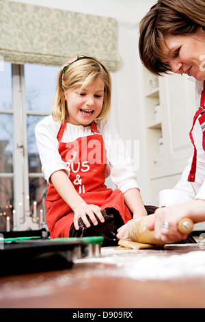 Mutter und Tochter backen. Stockfoto