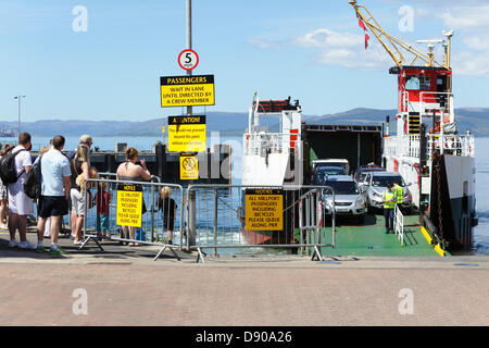 Largs Harbour, North Ayrshire, Schottland, Großbritannien, Freitag, 7. Juni 2013. Passagiere, die auf der Slipway auf Autos warten, bevor sie an Bord einer Caledonian MacBrayne Fähre zur Insel Great Cumbrae im Firth of Clyde fahren Stockfoto