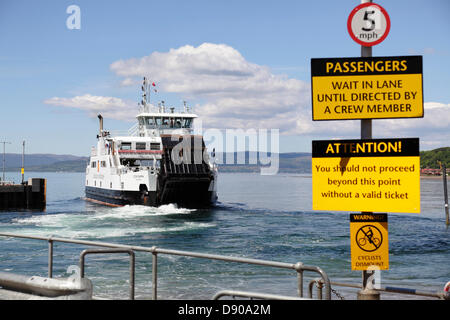 Largs Harbour, North Ayrshire, Schottland, Großbritannien, Freitag, 7. Juni 2013. Die Caledonian MacBrayne Fähre Loch Shira segelt zur Insel Great Cumbrae im Firth of Clyde Stockfoto