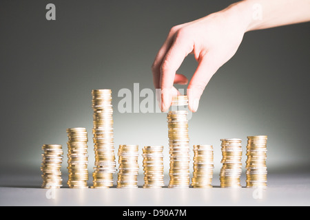 Euro aufgetürmt gegen einen grauen Hintergrund. Stockfoto