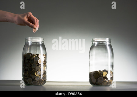 Euro in zwei Gläser. Stockfoto