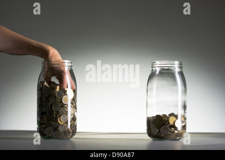 Euro in zwei Gläser. Stockfoto