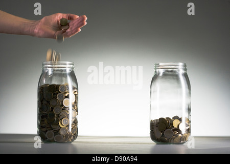 Euro in zwei Gläser. Stockfoto