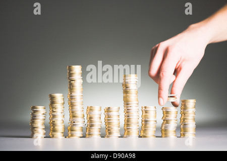 Euro aufgetürmt gegen einen grauen Hintergrund. Stockfoto