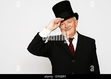 Ein lächelnder Mann in einem Anzug und Hut. Stockfoto