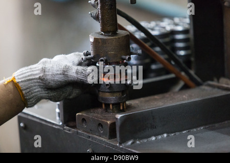 Techniker machen Lager Fahrzeug im Werk Stockfoto