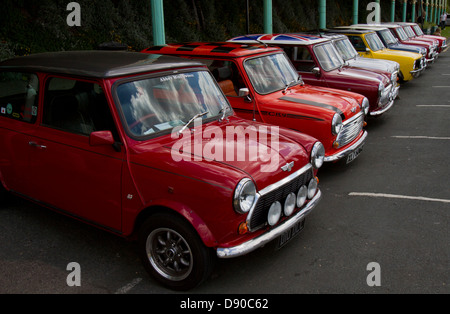 Minis in die von London nach Brighton Mini Besitzer Rallye am Madeira Drive, Brighton Stockfoto