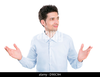 Porträt des jungen Geschäftsmann in Hemd mit Handflächen nach oben, die verwirrt, Ausdruck und keine Ideen. Isoliert auf weißem Hintergrund. Stockfoto