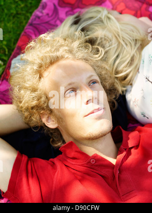 Ein paar auf einer Decke in der Wiese, Schweden. Stockfoto