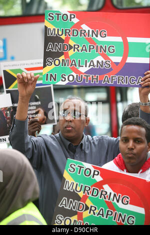 London, UK. 7. Juni 2013. Somalis inszeniert einen Protest außerhalb der südafrikanischen High Commission gegen die jüngste Tötung eines somalischen Migranten Abdi Nasir Mahmoud Credit: Mario Mitsis / Alamy Live News Stockfoto