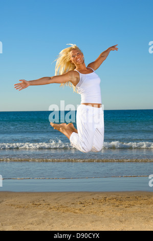 Eine blonde Frau am Strand, Portugal trainieren. Stockfoto