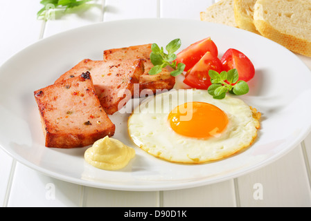 Gebratener Fleischkäse mit Spiegelei und Senf Sonnenseite Stockfoto