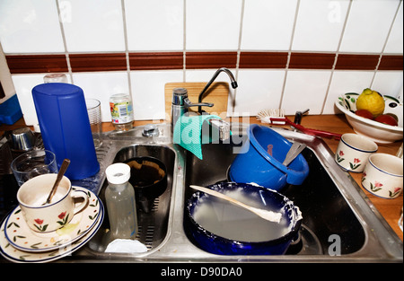 Eine Menge schmutziges Geschirr in der Spüle. Stockfoto