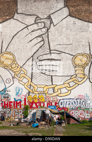 Brüder-Wandbild von Künstler Blu, Kreuzberg Street Art, Berlin, Deutschland Stockfoto