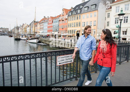 Junges Paar gehen Hand in Hand auf Brücke Stockfoto