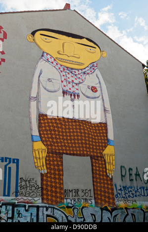 Gelbes Männchen Gemälde von Octavio und Gustavo Pandolfo (Os Gemeos), Kreuzberg Street Art, Berlin, Deutschland Stockfoto