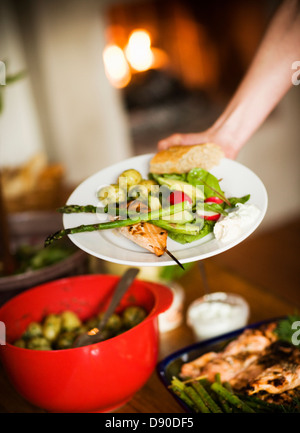 Platte mit Lachs, Kartoffeln, Spargel und Gemüse, Stockholm, Schweden. Stockfoto