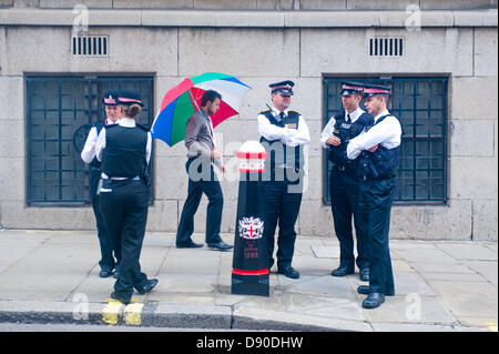 London, UK - 7. Juni 2013: Polizisten warten außerhalb der Old Bailey am zweiten Tag der Verurteilung von sechs islamischen Extremisten bekannte sich schuldig, Planung eines Terroranschlags auf eine EDL-Kundgebung in Dewsbury. Die sechs Männer werden am Montag um Old Bailey in London verurteilt werden. Bildnachweis: Piero Cruciatti/Alamy Live-Nachrichten Stockfoto