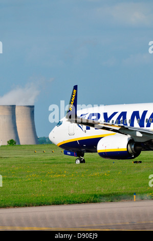 Ryanair Boeing 737, die darauf warten, die Start-und Landebahn am Flughafen East Midlands beizutreten. Stockfoto