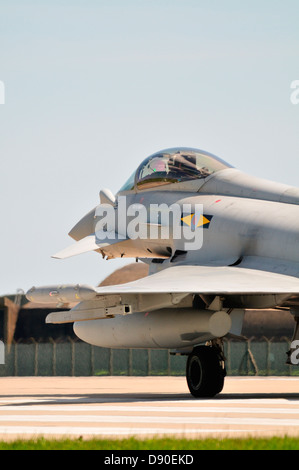 Eurofighter Typhoon Flugzeug bereit zum Abheben von der Startbahn in RAF Coningsby 11 Squadron. Stockfoto