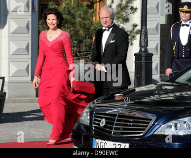 Stockholm, Schweden. 7. Juni 2013. Der schwedische König Carl Gustaf und Königin Silvia kommen für ein privates Dinner vor der Hochzeit der schwedischen Prinzessin Madeleine im Grand Hotel in Stockholm, Schweden, 7. Juni 2013. Foto: Carsten Rehder/dpa Stockfoto