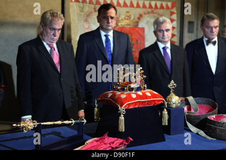 Der tschechische Präsident Milos Zeman, der tschechische Ministerpräsident Petr Necas, der Vorsitzende des tschechischen Senats Milan Stech und der Prager Bürgermeister Bohuslav Svoboda (von L bis R) nehmen am 9. Mai 2013 an der feierlichen Ausstellung der tschechischen Kronjuwelen in der Prager Burg Teil. Man glaubt, dass der tschechische Präsident während der offiziellen Zeremonie betrunken war. Der tschechische Präsident Milos Zeman bewegte sich bei der offiziellen Zeremonie in Prag sehr unruhig. Obwohl das Präsidialamt informiert Milos Zeman litt an einer "Virose", viele Menschen immer noch glauben, dass der Präsident betrunken war. Der tschechische Präsident Milos Zeman und sechs weitere Vertreter Stockfoto