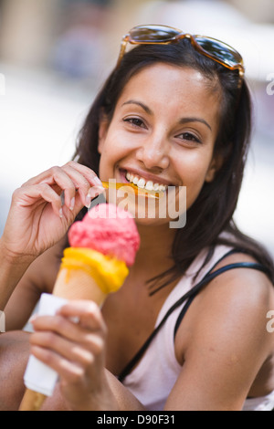 Porträt der Frau Eis essen Stockfoto