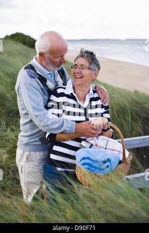 Gerne älteres paar umarmt am Meer Stockfoto