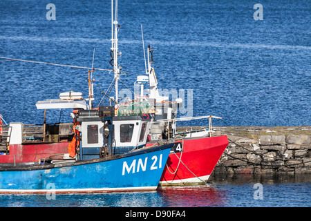 Angelboote/Fischerboote im Hafen von Broadford auf der Isle Of Skye in Schottland. Stockfoto