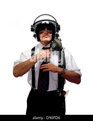 Ein Mann trägt eine Krawatte, einen Helm und Gasmaske, Schweden. Stockfoto
