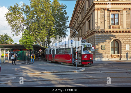 Wiener Platz 49 Straßenbahn in der Nähe von Palais Epstein Gebäude Stockfoto