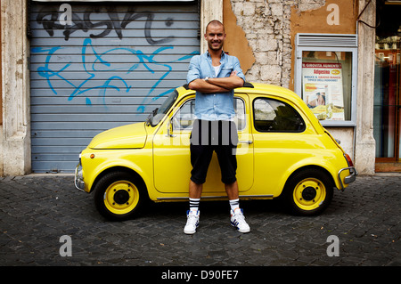 Mann stand vor dem Auto, Lächeln Stockfoto