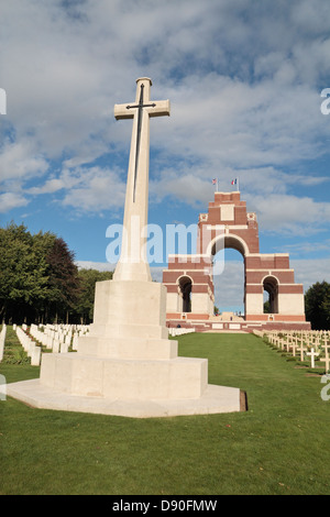 Das Kreuz des Opfers und das Denkmal, das Fehlen von dem Schlachtfeld der Somme 1916, Thiepval, Frankreich. Stockfoto